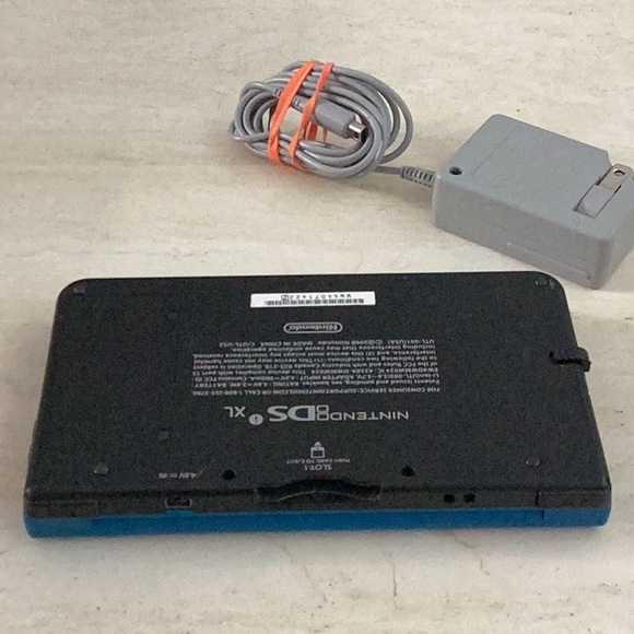 Nintendo DSi XL Console & Charger Handheld System Blue - Picture 7 of 15